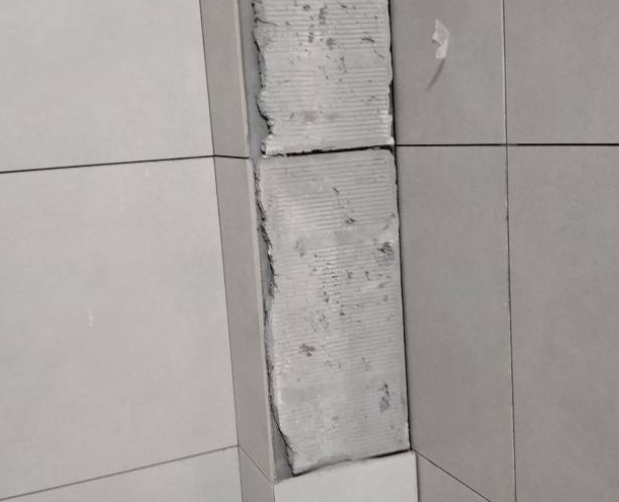 佳木斯市瓷砖空鼓维修公司分享下瓷砖施工前基层浇水润湿程度不足，可能导致以下问题